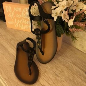 Flat sandals never worn